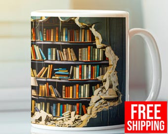 Op de afbeelding: Witte keramische mok met een gedetailleerde illustratie van een boekenplank zichtbaar door een gat in een muur. De boekenplank is gevuld met kleurrijke boeken. De mok heeft een wit handvat en een glanzende afwerking. De afbeelding heeft een realistische, artistieke stijl.