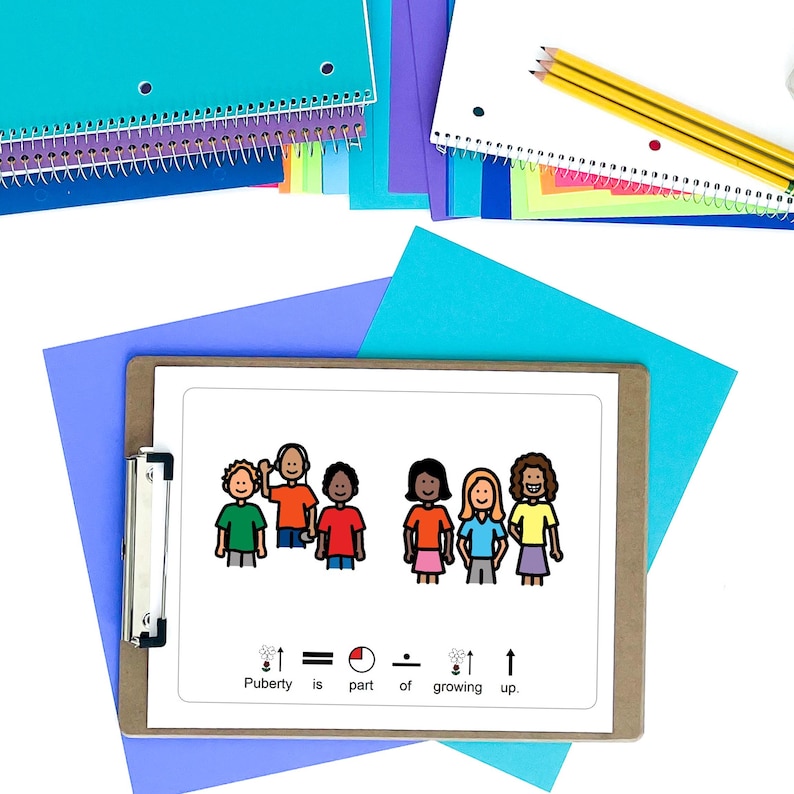 Puede incluir: Un portapapeles con una ilustraci&oacute;n impresa de seis ni&ntilde;os de dibujos animados diversos. El texto en la parte inferior dice: "La pubertad es parte del crecimiento". Cuadernos y papel de colores en el fondo.