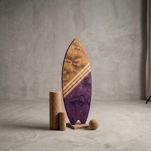 Könnte beinhalten: Eine weiße Keramik-Tasse mit schwarzem Henkel und dem Text "But First, Coffee" in handschriftlichem Stil. Die Tasse steht auf einer weißen Oberfläche. Die Tasse ist etwa 10 cm hoch.