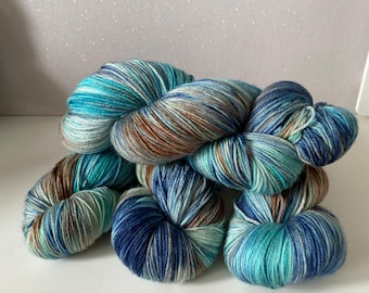 Stopover in the Glénan Islands, superwash merino wool + nylon, hand-dyed wool