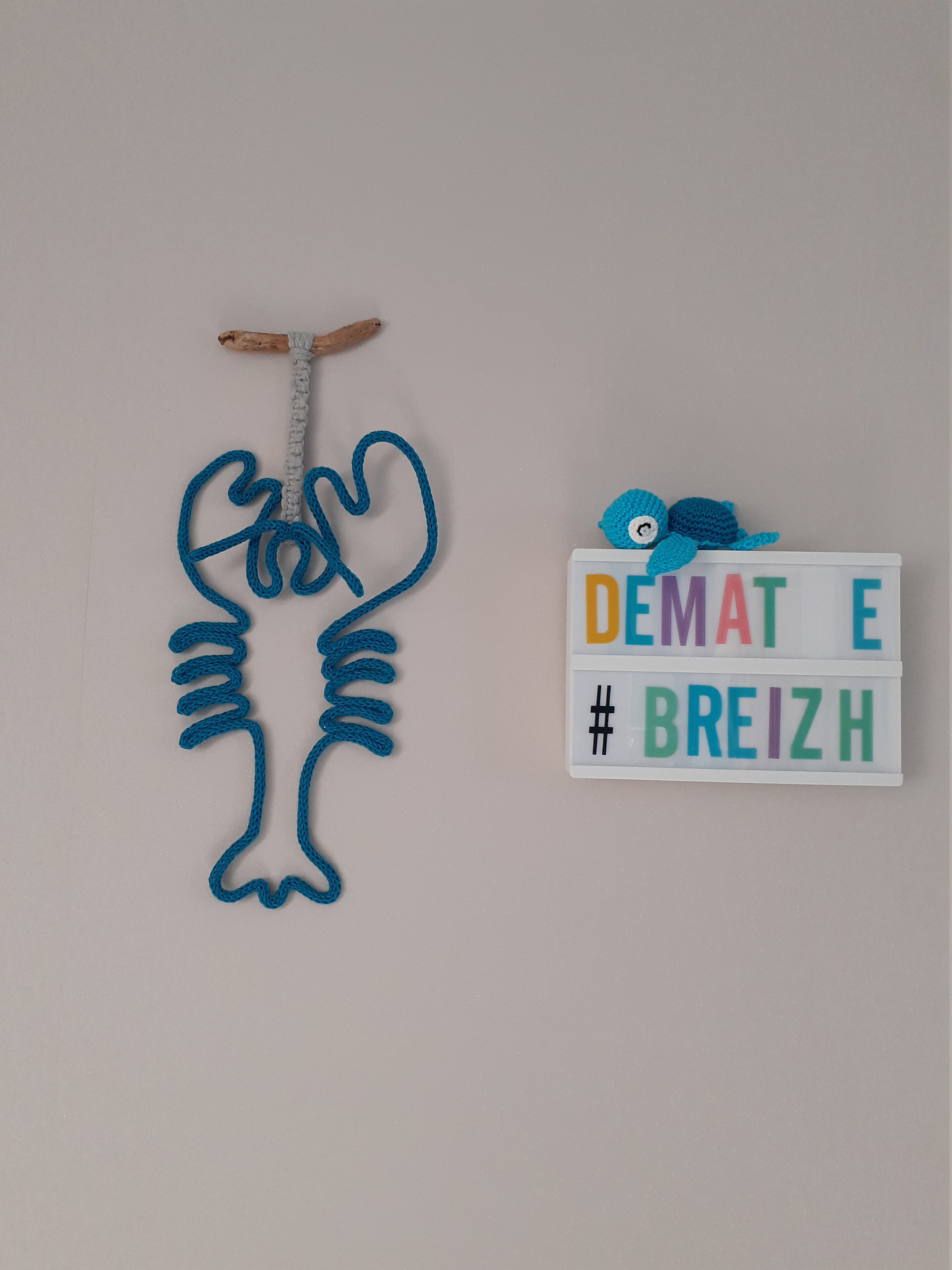 Homard en Tricotin, Finition Macramé et Bois Flotté, Fait Main Bretagne