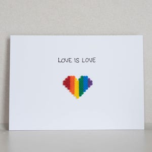 Postal *Love Is Love* com motivo feito de contas de engomar