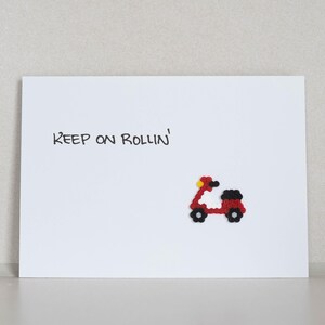 Postkarte *Keep On Rollin* mit Motiv aus Bügelperlen