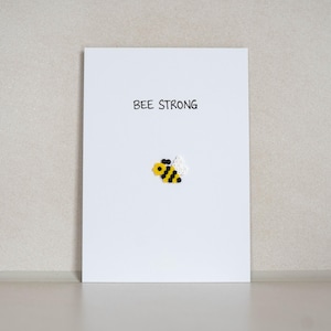 Postal *Bee Strong* con motivo de cuentas de planchar