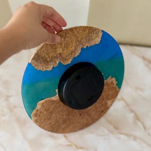 Reloj de pared artesanal de madera de eucalipto y resina, 27 cm [En stock] imagen 5