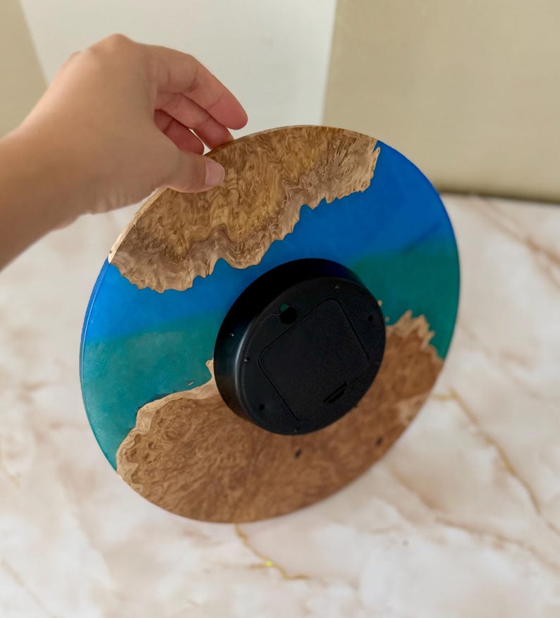 Reloj de pared artesanal de madera de eucalipto y resina, 27 cm [En stock] imagen 5