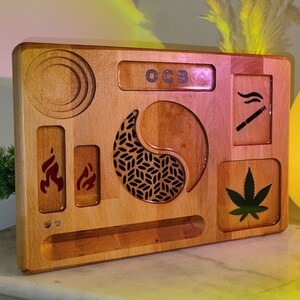 Bandeja para liar en resina epoxi y madera de haya.