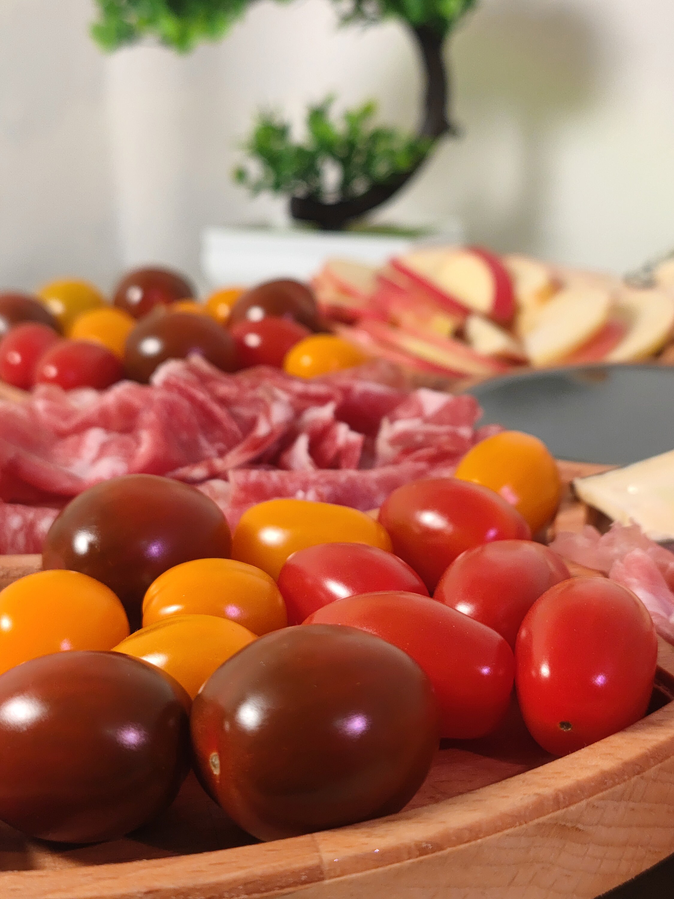 Dining & Serving Flowershaped rotating aperitif tray with epoxy resin