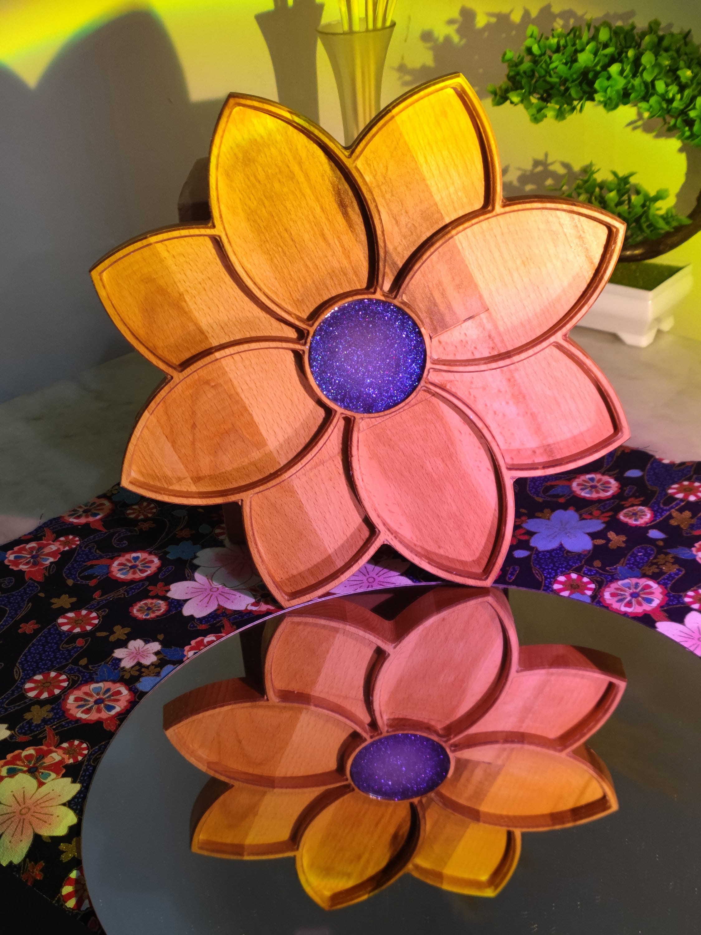 Dining & Serving Flowershaped rotating aperitif tray with epoxy resin