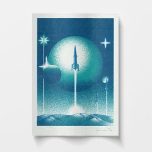 Könnte beinhalten: Ein blau-türkisfarbener Kunstdruck zum Thema Weltraum. Eine Rakete startet von der Oberfläche eines Planeten, mit einem großen türkisfarbenen Planeten und Sternen im Hintergrund. Der Druck hat eine Retro- und Vintage-Ästhetik.