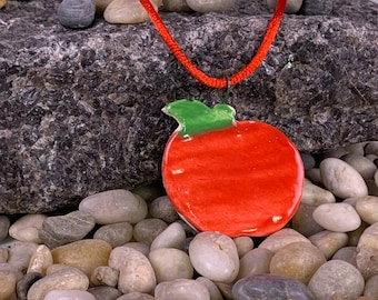 Pendentif collier en céramique de pomme idéal pour les enseignants, les mères, les amis: appréciation des enseignants
