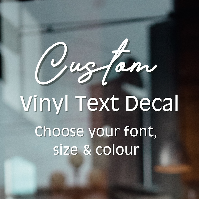 K&ouml;nnte beinhalten: Individuelle Vinyl-Text-Aufkleber, w&auml;hlen Sie Ihre Schriftart, Gr&ouml;&szlig;e und Farbe. Ein wei&szlig;er Aufkleber auf einer Glasoberfl&auml;che.
