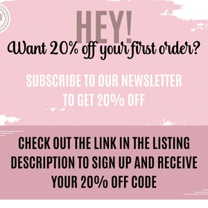 K&ouml;nnte beinhalten: Rosa-wei&szlig;es Grafik mit dem Text "HEY! Want 20% off your first order? Subscribe to our newsletter to get 20% off. Check out the link in the listing description to sign up and receive your 20% off code."