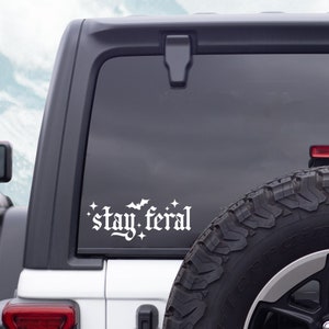 Stay Feral Sticker: Gruseliger Gothic Autoaufkleber mit Fledermäusen