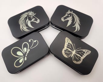 Boîtes pour animaux | Petite boîte en métal altoïde à charnière en métal avec gravures de chevaux ou de papillons
