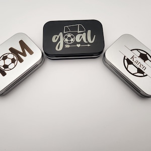 Latas para mamá o niño futbolista / Lata pequeña de metal con bisagras para Altoid con diseños de fútbol