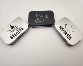 Boîtes métalliques altoides inspirées du yoga : motifs de méditation pour la paix