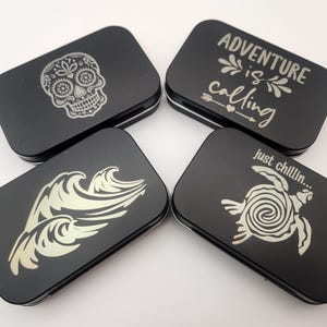 Entspannende gravierte Dosen | Kleine klappbare Altoid Dose aus Metall mit verschiedenen Chill Designs