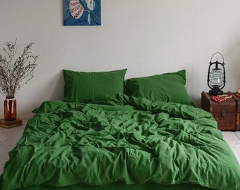 Bettwäsche-Set aus 100 % Baumwolle in der Farbe Grün bietet Komfort für Ihr Schlafzimmer. Inklusive Spannbettlaken-Bettbezug und zwei Kissenbezügen
