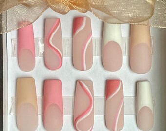 Prensa francesa de remolino rosa, blanco y neutro en el juego de uñas