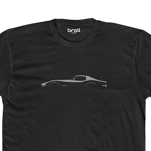 以下が含まれることがあります： 白いアウトラインのクラシックなコルベットの車が描かれた黒いTシャツ
