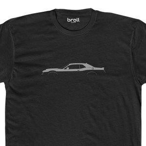 Puede incluir: Una camiseta negra con un contorno blanco de un coche Dodge Challenger.