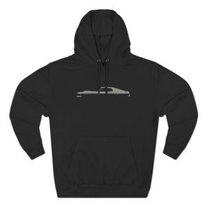 Peut inclure: Sweat-shirt à capuche noir avec une silhouette grise d'une voiture classique sur le devant.
