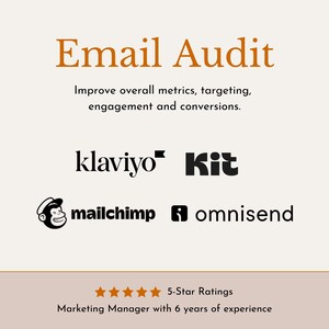 Może przedstawiać: Beżowa grafika z napisem "Email Audit" w kolorze brązowym. Poniżej napis "Popraw ogólne wskaźniki, targetowanie, zaangażowanie i konwersje". Wyświetlane są loga Klaviyo, Kit, Mailchimp i Omnisend. Na dole znajdują się oceny 5-gwiazdkowe i szczegóły doświadczenia.