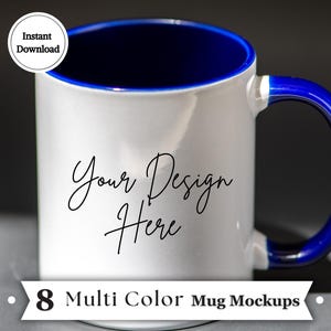 K&ouml;nnte beinhalten: Wei&szlig;er Keramikbecher mit blauem Innenraum und Henkel. Der Becher tr&auml;gt den Text "Your Design Here" in einer Schreibschrift. Ein Banner unten zeigt "8 Multi Color Mug Mockups". Ein runder Aufkleber zeigt "Instant Download".