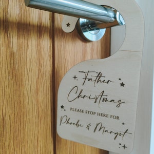 Kerstman stop hier deurhanger| Gepersonaliseerd hangend deurbordje van de Kerstman | laser gegraveerd