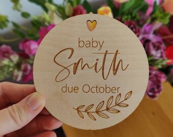 Disque En Bois Gravé Personnalisé 'The Adventures Of...' - Accessoire 14 Cm Pour Photos Bébé (Flat Lay)