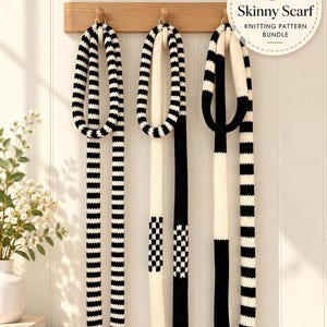 Può includere: Tre sciarpe sottili appese a un supporto in legno, caratterizzate da motivi a maglia bianchi e neri, tra cui righe e scacchi. Il testo DORISLOVESYARNS e 3 Skinny Scarf KNITTING PATTERN BUNDLE è visibile nell'immagine.