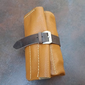 Handgjort resefodral för klockarmband i brunt läder: Rulla med 6 fickor