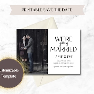 Puede incluir: Una tarjeta de guardar la fecha imprimible con un diseño en blanco y negro. La tarjeta presenta una foto de una pareja frente a una puerta de madera. El texto en la tarjeta dice "We're getting married" con los nombres de la pareja y la fecha de la boda.