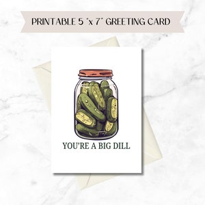 Peut inclure: Une carte de vœux imprimable de 12,7 x 17,8 cm avec une illustration de dessin animé d'un pot de cornichons à l'aneth avec le texte "You're a big dill".