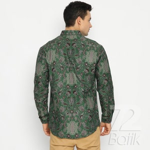 Peut inclure: Une chemise &agrave; manches longues verte avec un motif floral. La chemise a un col boutonn&eacute; et une coupe d&eacute;contract&eacute;e.
