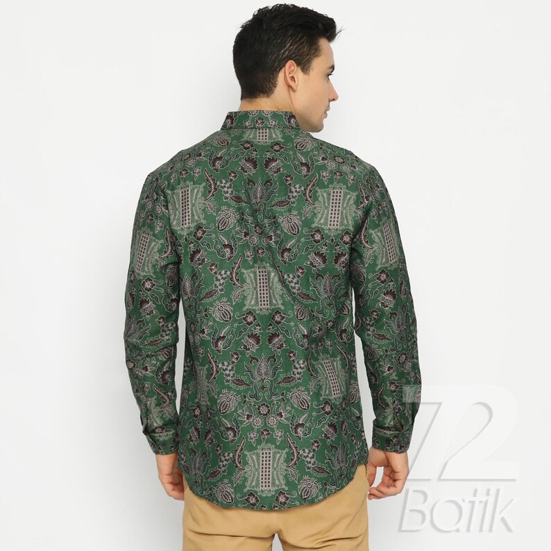 Peut inclure: Une chemise &agrave; manches longues verte avec un motif floral. La chemise a un col boutonn&eacute; et une coupe d&eacute;contract&eacute;e.