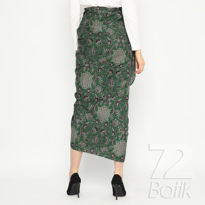 Peut inclure: Une jupe verte &agrave; motif floral. La jupe est faite d'un tissu doux et fluide et pr&eacute;sente un design asym&eacute;trique unique.