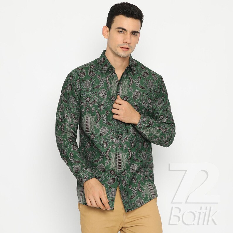 Peut inclure: Une chemise &agrave; manches longues de couleur verte avec un motif floral. La chemise a un col boutonn&eacute; et une fermeture boutonn&eacute;e.