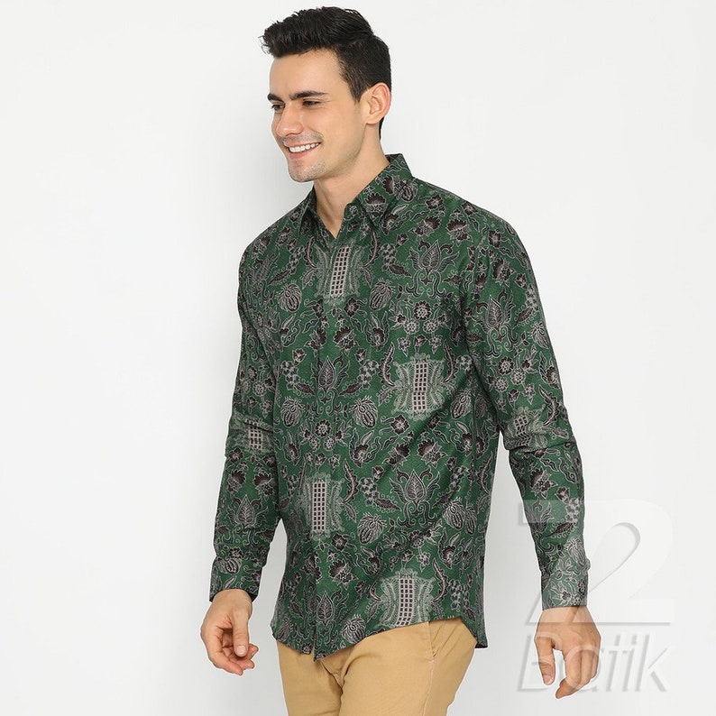 Peut inclure: Une chemise &agrave; manches longues verte &agrave; motif floral. La chemise a un col boutonn&eacute; et une fermeture boutonn&eacute;e.