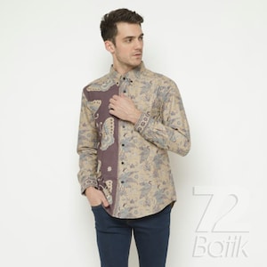 Może przedstawiać: Koszula z długim rękawem w beżowo-brązowym wzorze batikowym z motywami motyli i kwiatów. Koszula ma kołnierzyk zapinany na guziki i pojedyncze zapięcie na guzik.