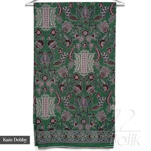 Peut inclure: Tissu vert avec un motif batik indon&eacute;sien traditionnel repr&eacute;sentant un motif floral avec des accents blancs, roses et noirs. Le tissu est &eacute;tiquet&eacute; "Kain Dobby".