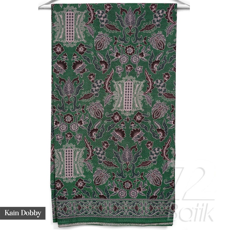 Peut inclure: Tissu vert avec un motif batik indon&eacute;sien traditionnel repr&eacute;sentant un motif floral avec des accents blancs, roses et noirs. Le tissu est &eacute;tiquet&eacute; "Kain Dobby".