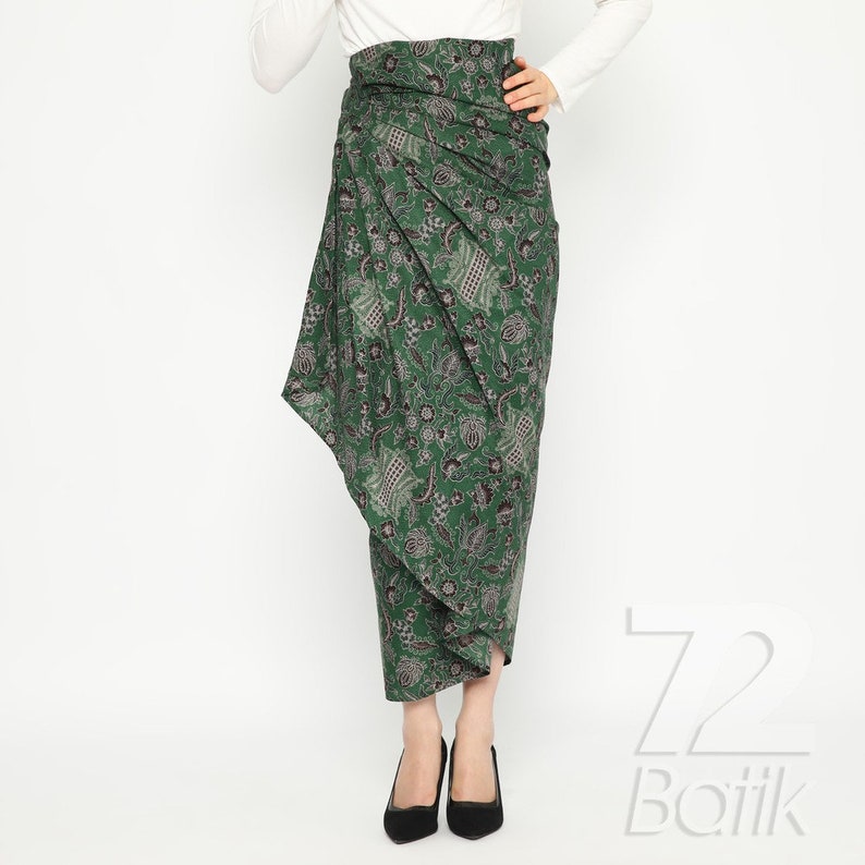 Peut inclure: Une jupe verte &agrave; motif floral. La jupe est faite d'un tissu doux et fluide et a une taille haute. La jupe est drap&eacute;e de mani&egrave;re &agrave; cr&eacute;er un look unique et &eacute;l&eacute;gant.