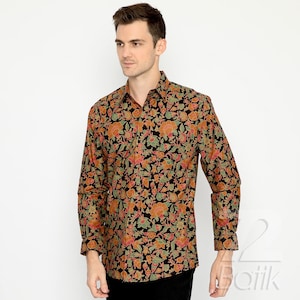 Puede incluir: Una camisa de manga larga con fondo negro y un estampado floral colorido. La camisa tiene cuello abotonado y mangas largas.
