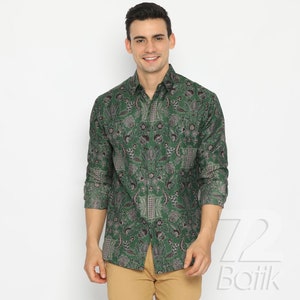 Peut inclure: Une chemise &agrave; manches longues verte avec un motif floral. La chemise a un col boutonn&eacute; et une fermeture boutonn&eacute;e.