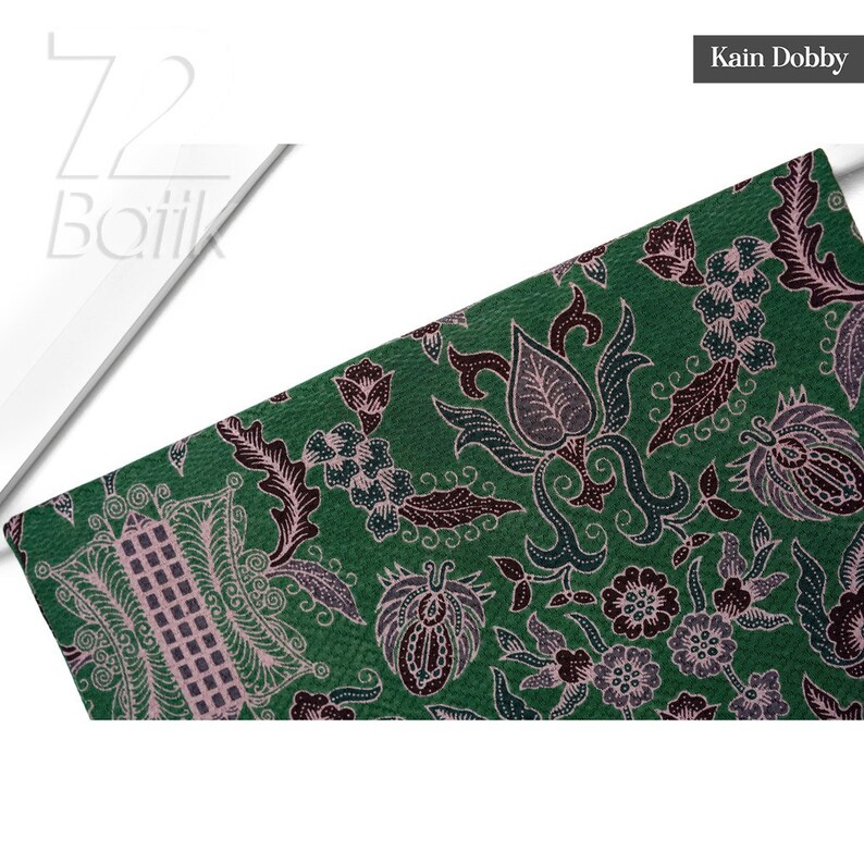 Peut inclure: Tissu vert avec un motif floral dans les tons de brun, rose et blanc. Le tissu a une surface textur&eacute;e et le texte "Kain Dobby" est visible dans le coin sup&eacute;rieur droit.