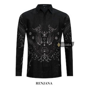Op de afbeelding: Zwart overhemd met lange mouwen met een wit patroon met een gestileerde vogel en geometrische vormen. Het overhemd heeft een knoopsluiting en een enkele knoopmanchet. De tekst "RENJANA" is onder de afbeelding gedrukt.