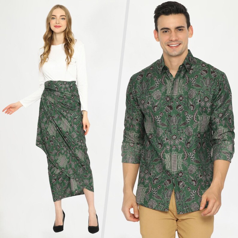 Peut inclure: Un ensemble chemise et jupe &agrave; motifs verts et noirs. La chemise a des manches longues et un col boutonn&eacute;. La jupe est une jupe portefeuille &agrave; taille haute.