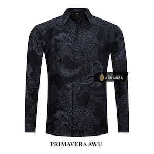 Op de afbeelding: Een zwart overhemd met lange mouwen met een blauw en wit patroon. Het patroon heeft een gestileerd bloemenontwerp. Het overhemd heeft een knoopsluiting en een knoopsluiting aan de voorkant. Het overhemd heeft de tekst "PRIMAVERA AWU" onderaan gedrukt.